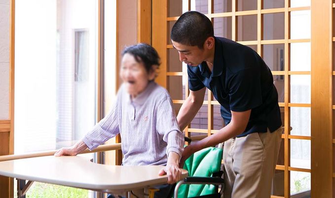 優しい介助の場面