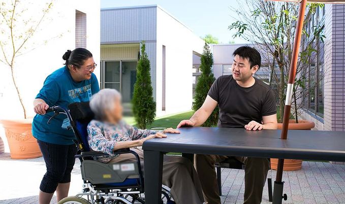 会話を楽しむ中庭