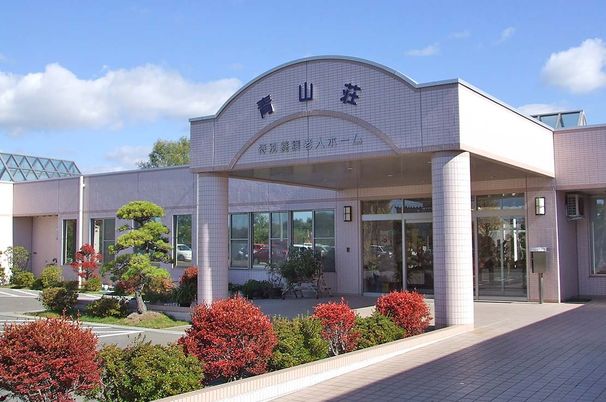明るい入口の外観