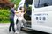 送迎車から降りる場面