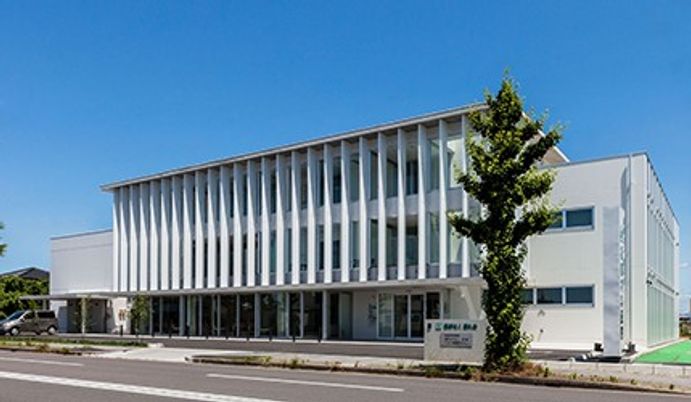 明るい外観の建物