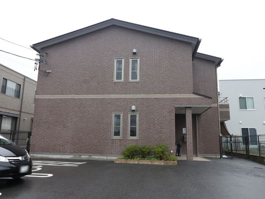 茶色の建物外観