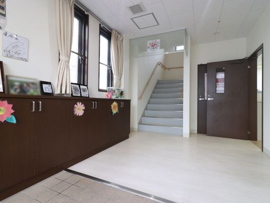 エントランスの受付と階段