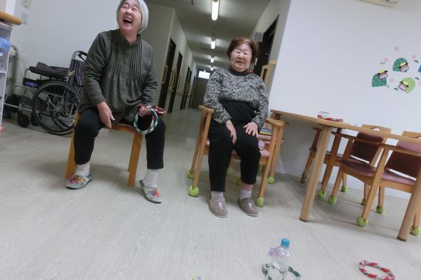 笑顔の高齢者二人廊下