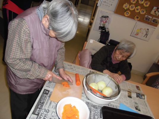 料理活動をする高齢者