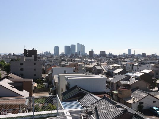 都会の景色望む屋上