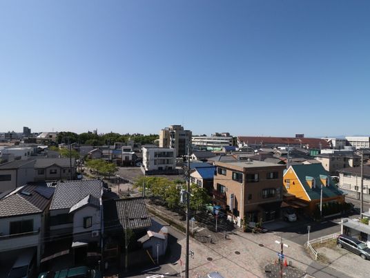 晴れた日の住宅街風景