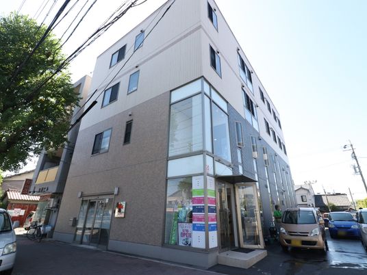 現代的な建物の外観
