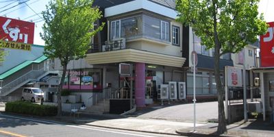 優しい色合いの外観