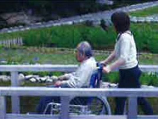 車椅子の方とスタッフ