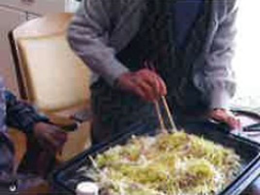 料理する人々の手元