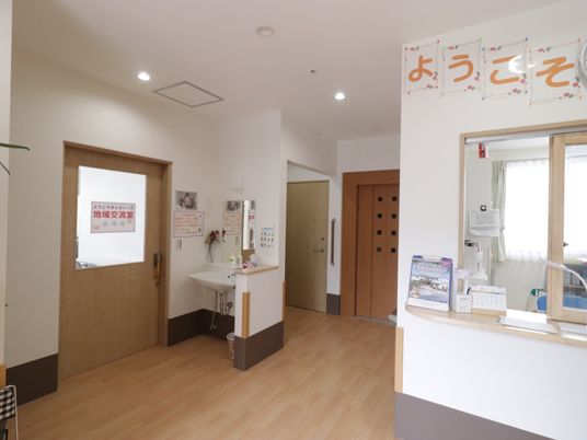 明るい受付と掲示物