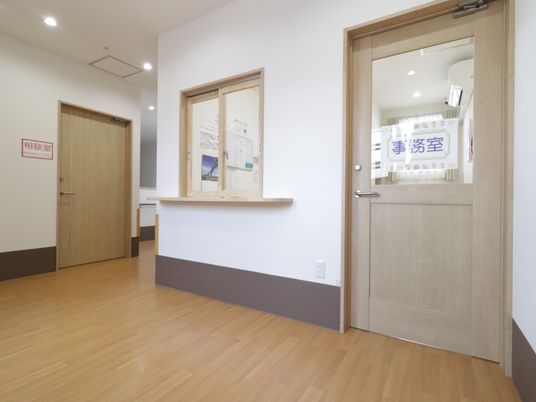 廊下と掲示板の明るい場所