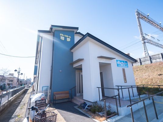 青い壁の建物エントランス