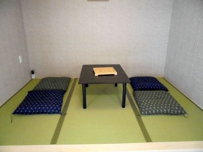 座布団と卓がある和室