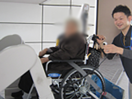 車椅子利用者と補助