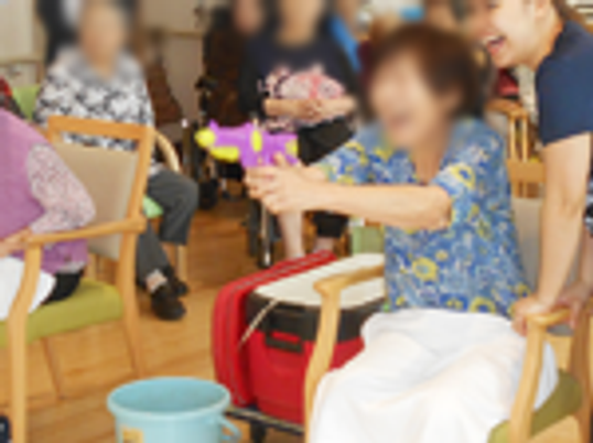 楽しい時間を過ごす居室