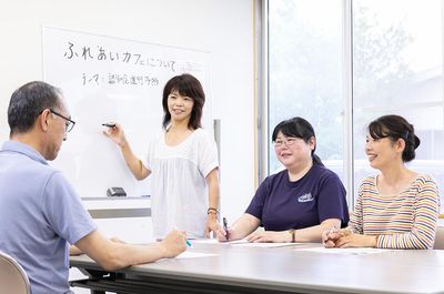 研修中のスタッフたち会議室