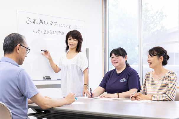 研修中のスタッフたち会議室