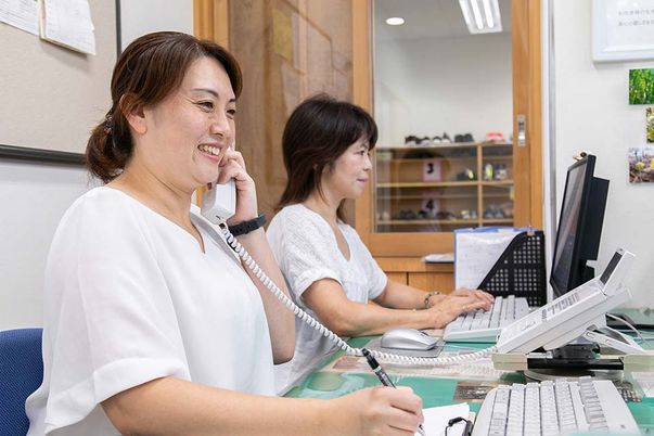電話対応するスタッフの執務室