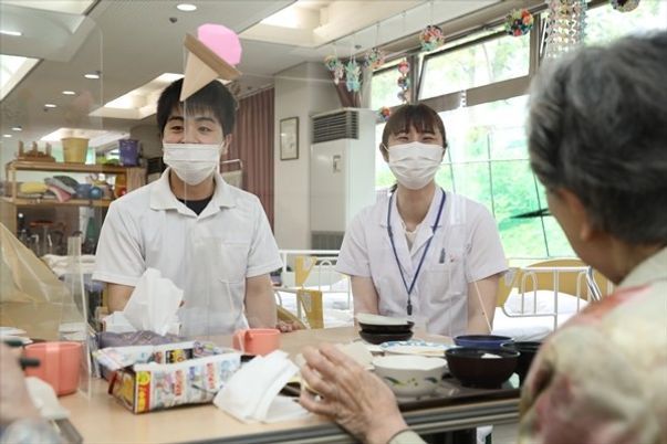 笑顔で接するスタッフと高齢者の様子