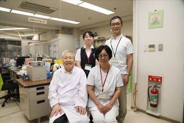 笑顔のスタッフと利用者の室内