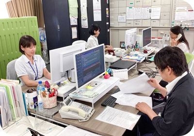 働くスタッフの様子オフィス