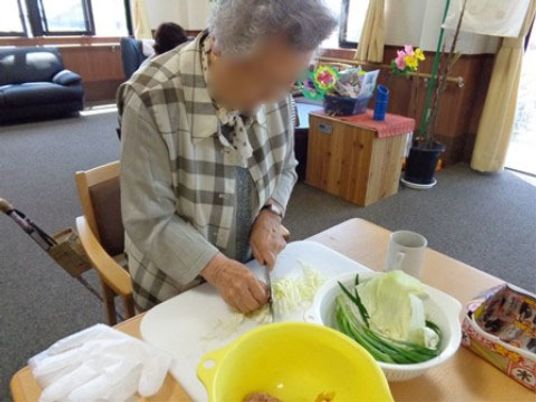 料理をする高齢者の姿
