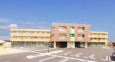 開放的な佇まいの建物外観