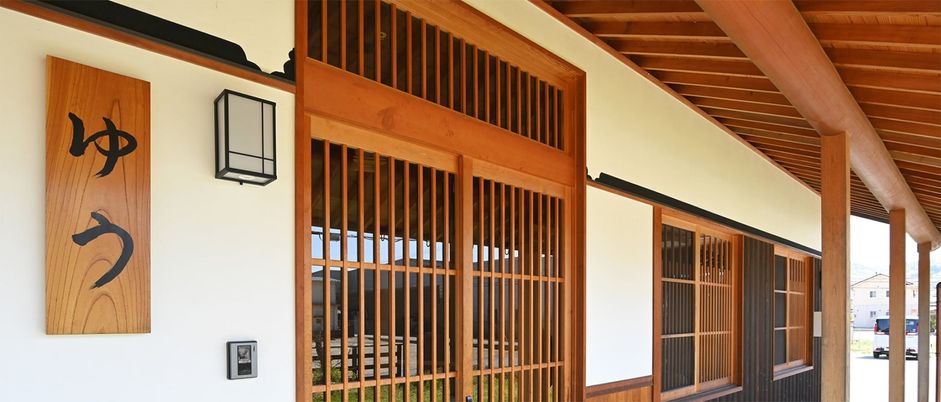 木製の広い入口