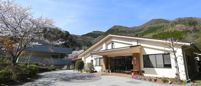 山の見える外観
