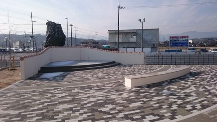 小さな舞台のある外観