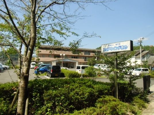 植物が映える建物外観