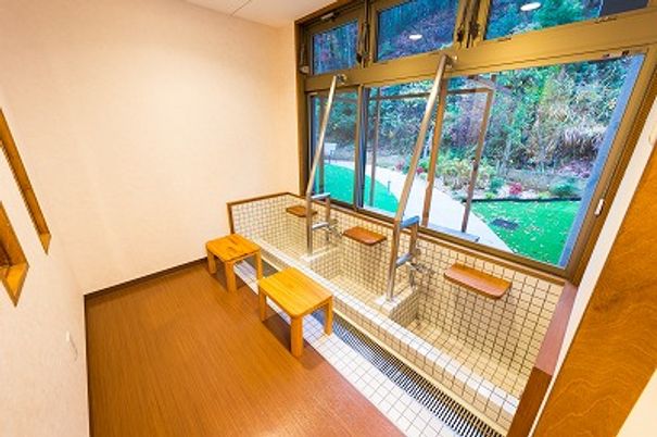 庭が見える浴室  