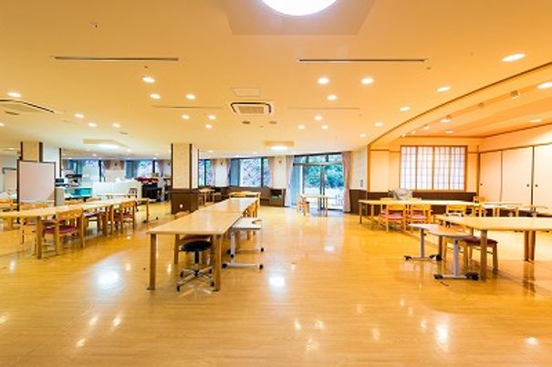 自然光が入る広間