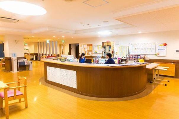 広々としたフロント受付