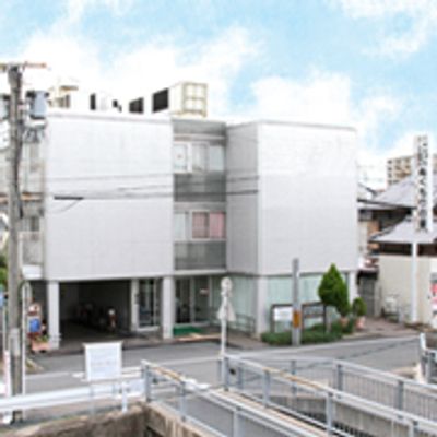 白い建物の外観