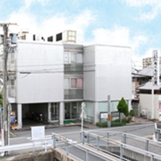 白い建物の外観