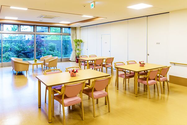 自然光が入る明るい部屋