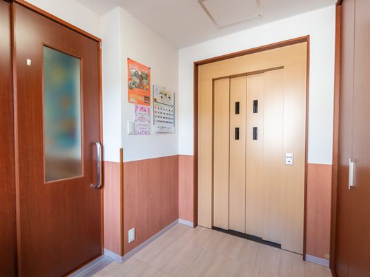 廊下に面したエレベーター
