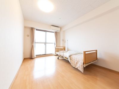 明るい居室の内観