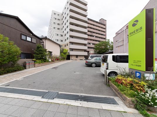 建物外観と駐車場