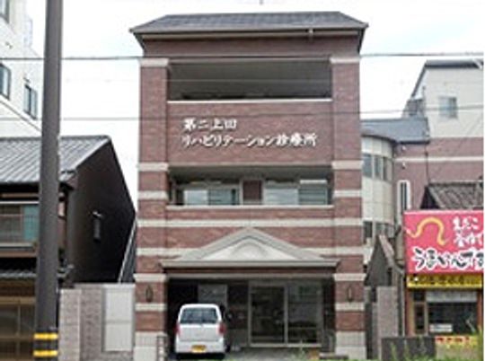 レンガ調の建物外観