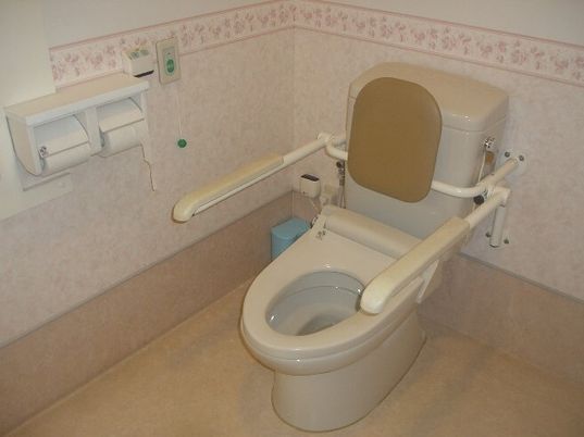 バリアフリー設計のトイレ