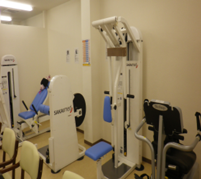 トレーニング機器が揃う部屋