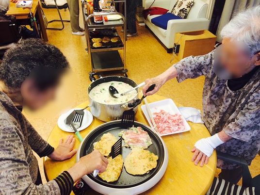楽しく料理する風景