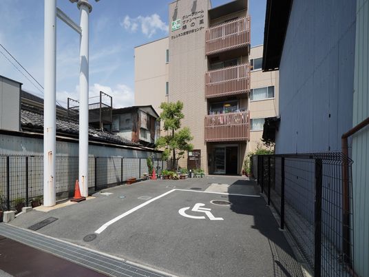 駐車場と建物の外観