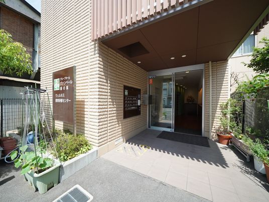 明るいエントランスの様子