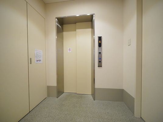 清潔なエレベーター前面