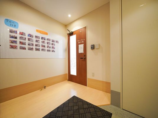 廊下の掲示物とドア